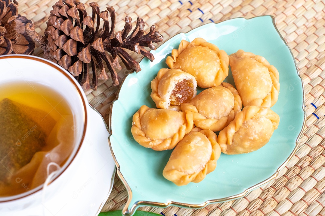 Curry puff comida sobre prato branco