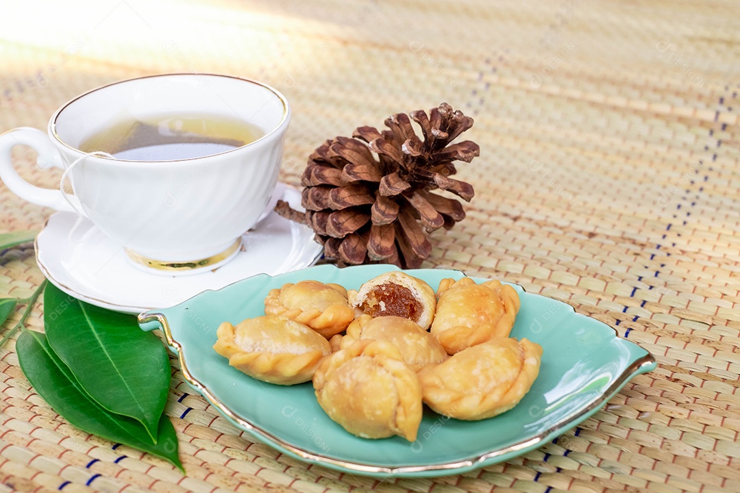 Curry puff comida sobre prato branco