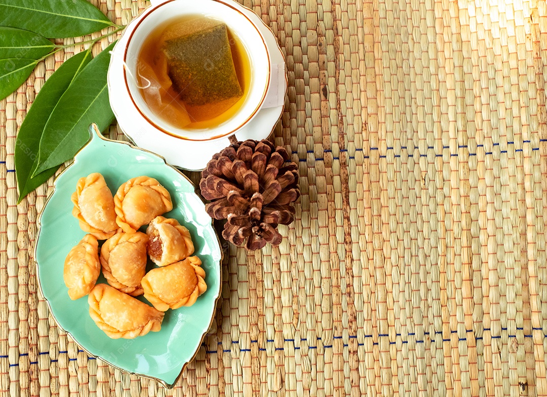 Curry puff comida sobre prato branco