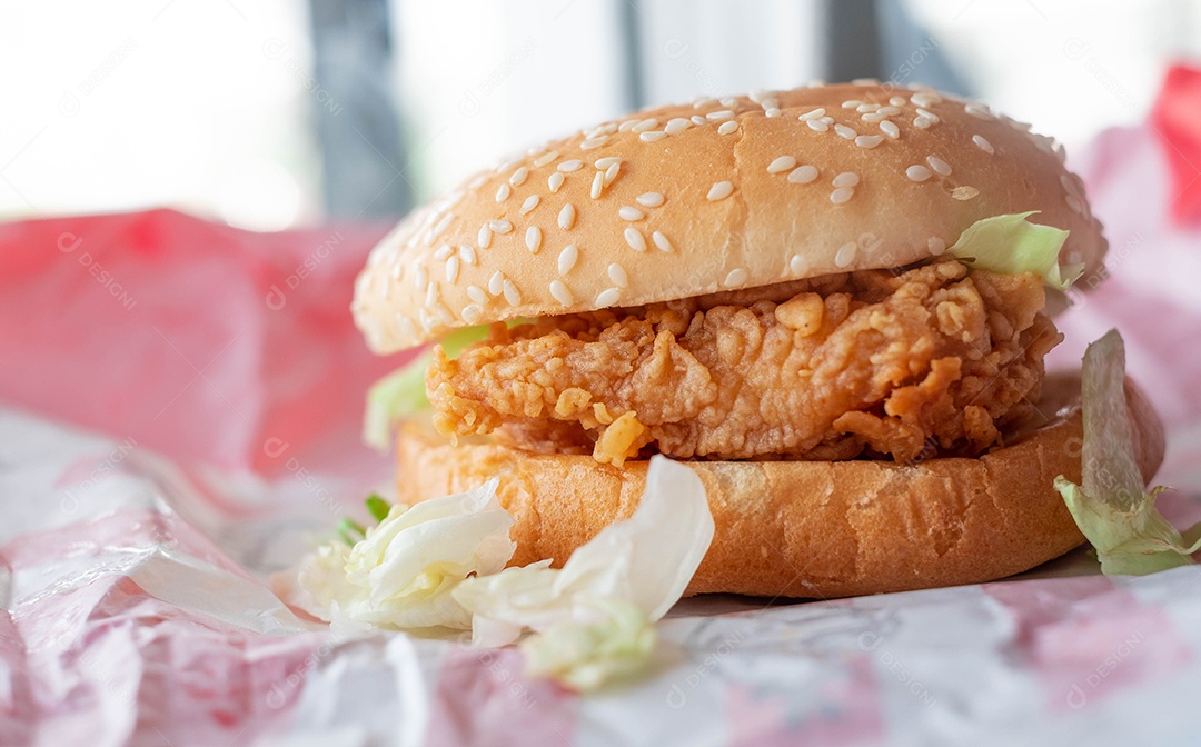 Queijo com hambúrguer de porco na mesa no restaurante de fast food, junk foods
