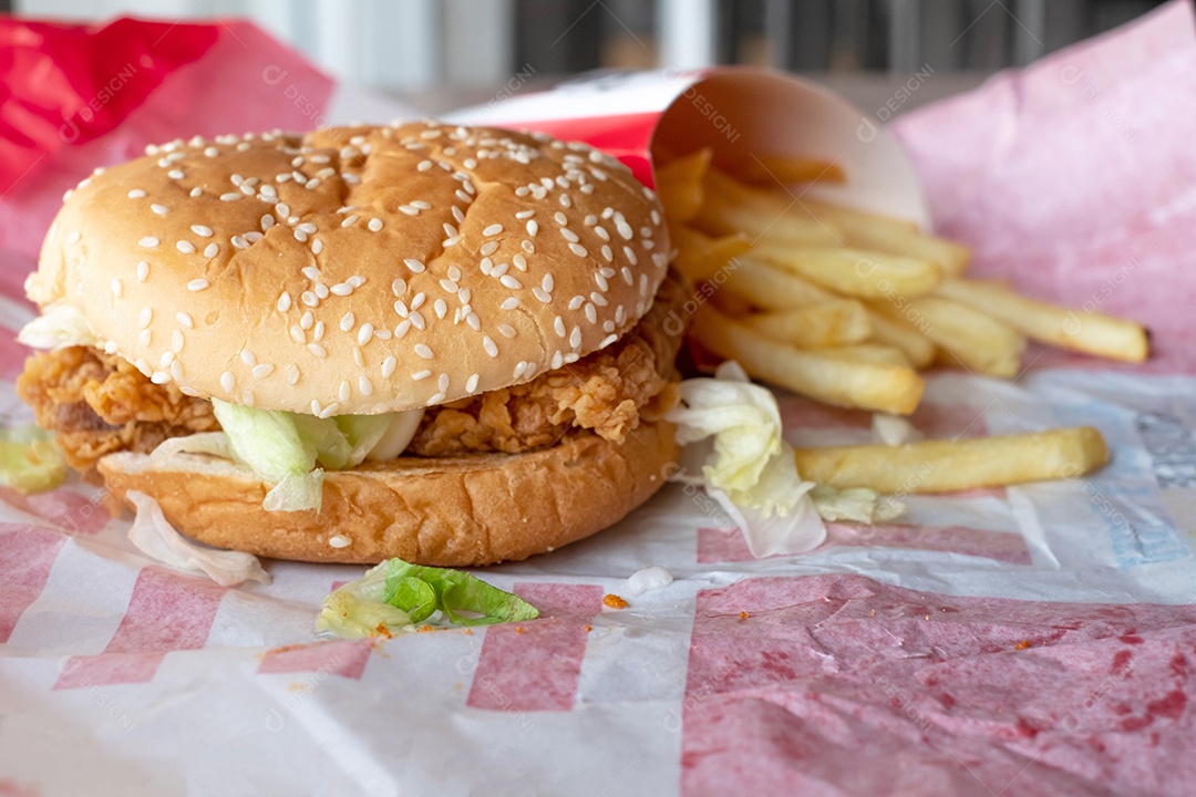 Queijo com hambúrguer de porco na mesa no restaurante de fast food, junk foods