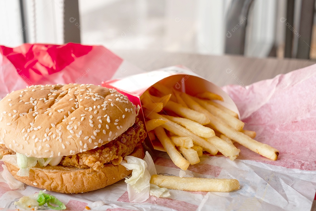 Queijo com hambúrguer de porco na mesa no restaurante de fast food, junk foods