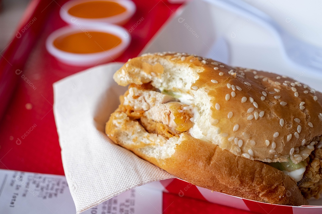 Queijo com hambúrguer de porco na mesa no restaurante de fast food, junk foods