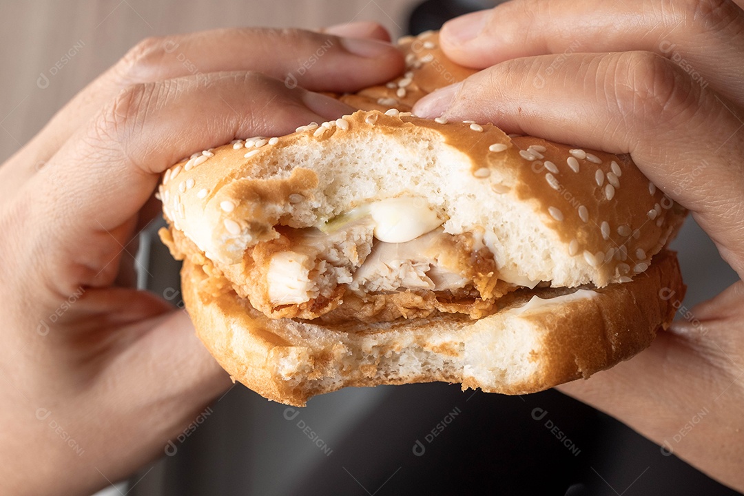 Queijo com hambúrguer de porco na mesa no restaurante de fast food, junk foods