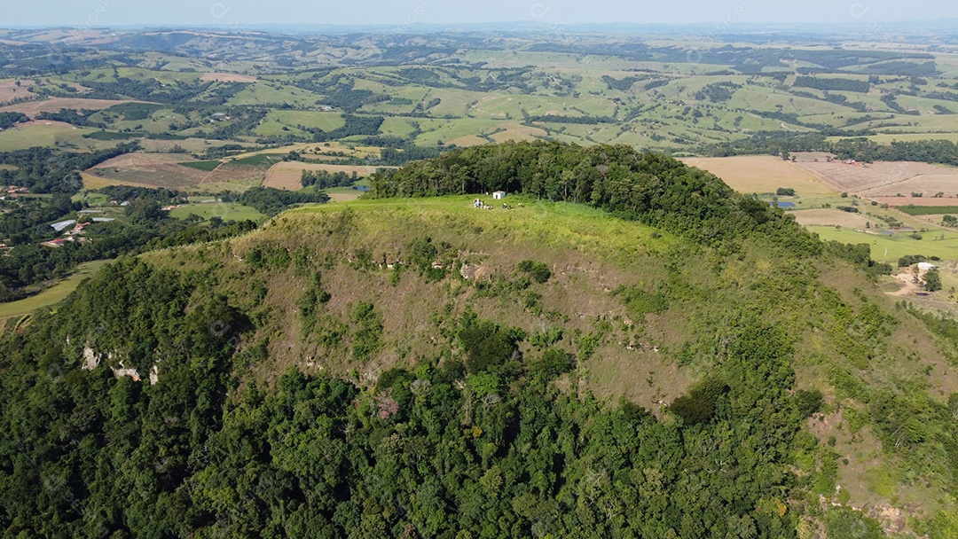 Vista aerea de uma floresta mata fechada paisagem montanhas