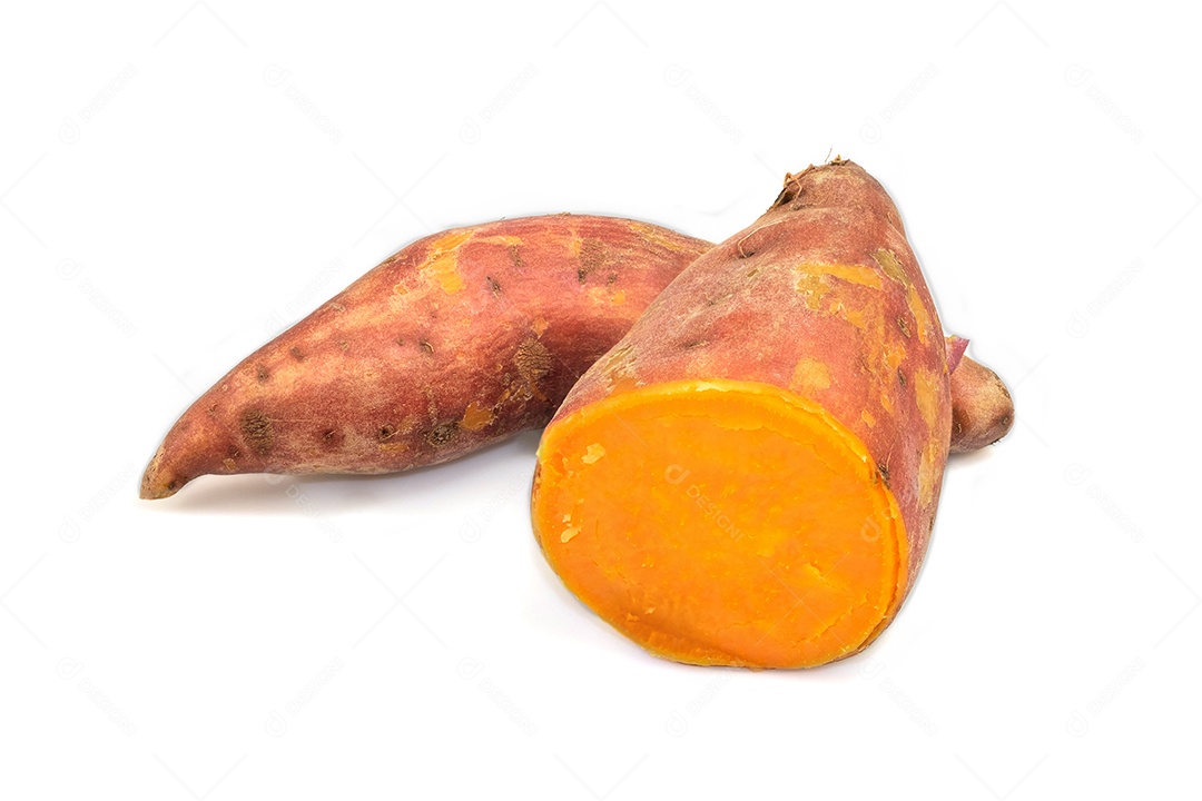 Inhame de batata-doce isolado no fundo branco