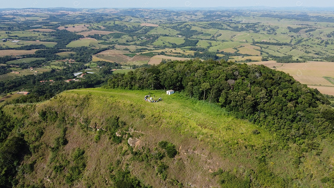 Vista aerea de uma floresta mata fechada paisagem montanhas