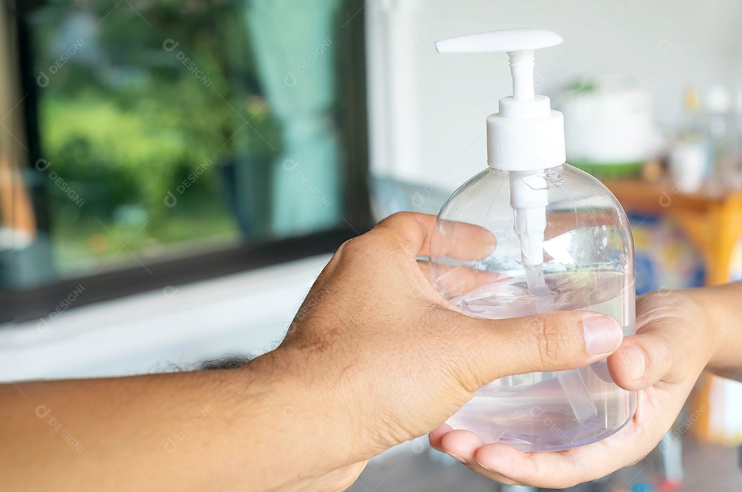 Dê gel desinfetante para as mãos Coronavirus para lavar as mãos para prevenção do vírus da gripe. Produto desinfetante antimicrobiano à base de álcool