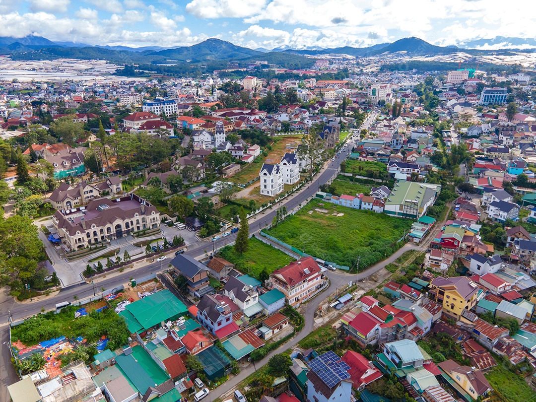 Bela paisagem azul céu no deserto de dunas de areia branca o local de atração turística popular em Mui Ne, Vietnã.