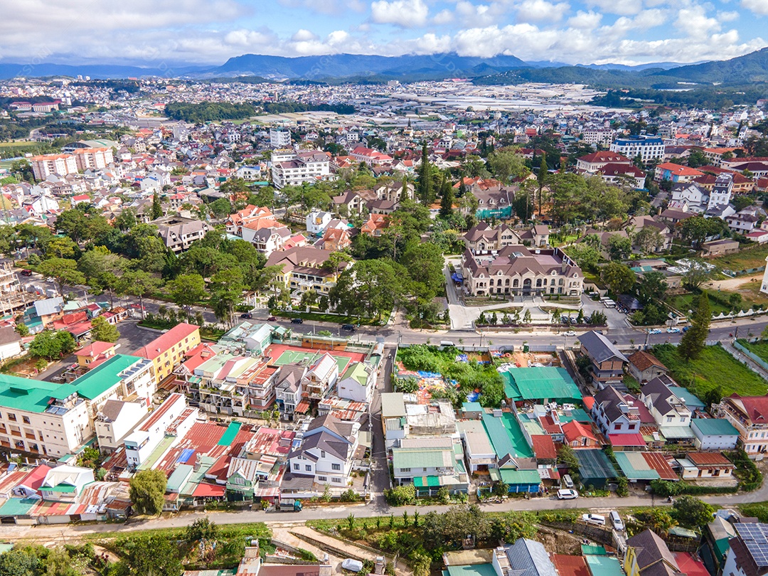 Bela paisagem azul céu no deserto de dunas de areia branca o local de atração turística popular em Mui Ne, Vietnã.