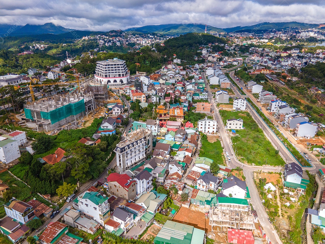 Bela paisagem azul céu no deserto de dunas de areia branca o local de atração turística popular em Mui Ne, Vietnã.