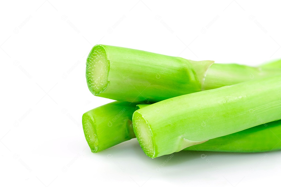 Cabeça cortada de espargos verdes orgânicos frescos isolados no fundo branco.