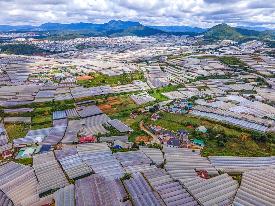 Bela paisagem azul céu no deserto de dunas de areia branca o local de atração turística popular em Mui Ne, Vietnã.