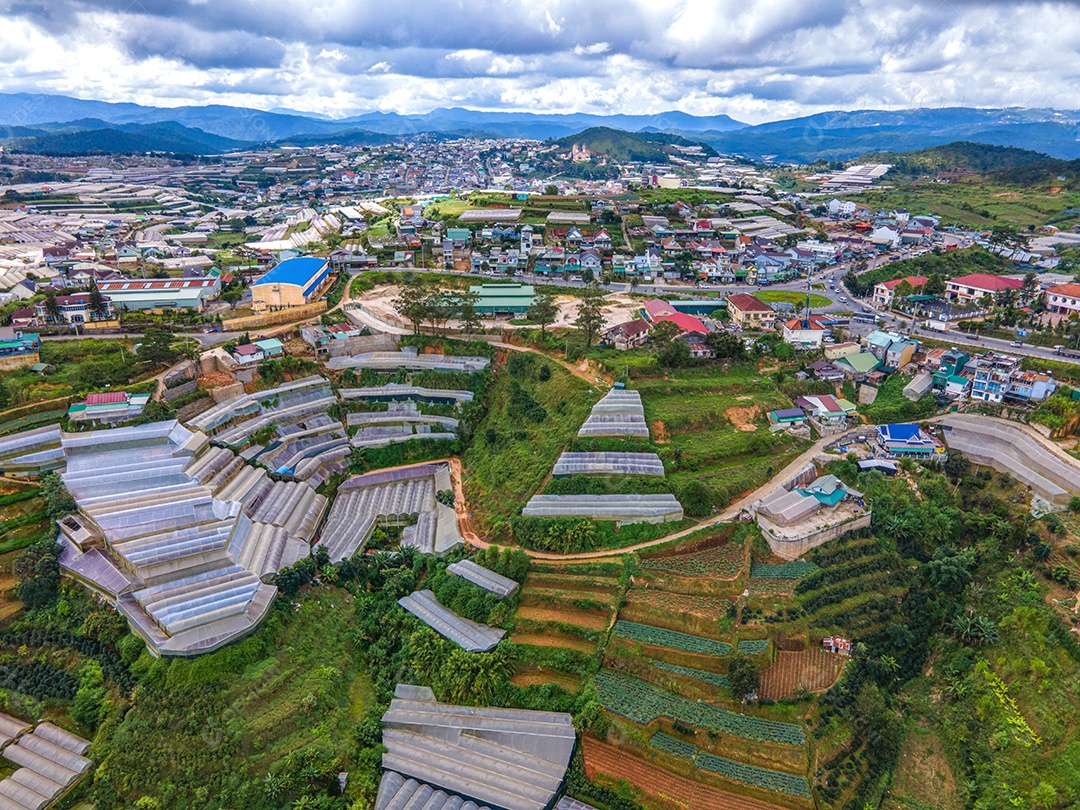 Bela paisagem azul céu no deserto de dunas de areia branca o local de atração turística popular em Mui Ne, Vietnã.