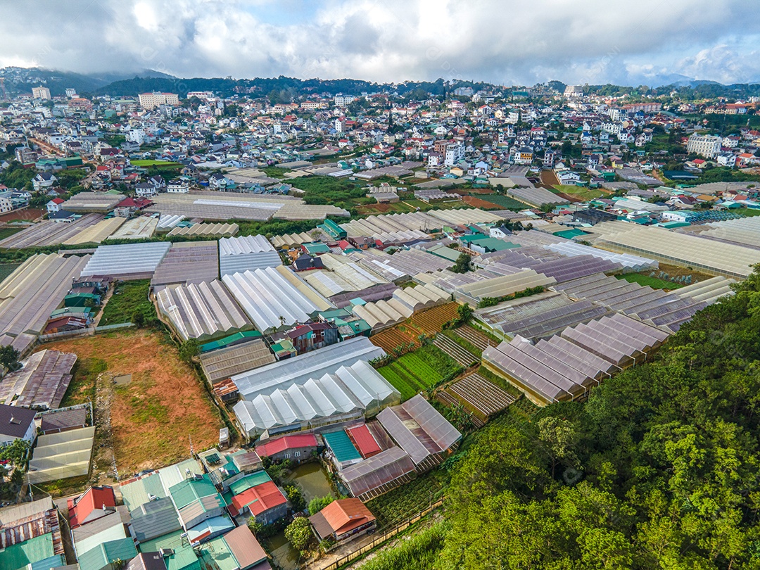 Paisagem na cidade de Da Lat, Vietnã é um destino turístico popular. Cidade turística no Vietnã desenvolvido. (vista aérea do drone)