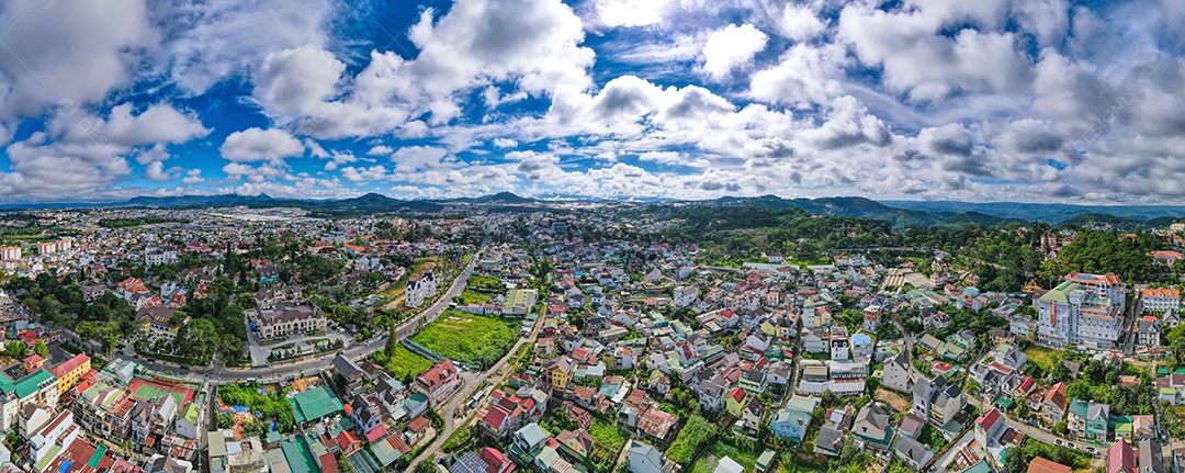 Paisagem na cidade de Da Lat, Vietnã é um destino turístico popular. Cidade turística no Vietnã desenvolvido. (vista aérea do drone)