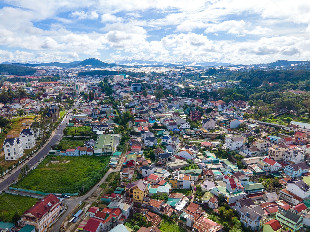 Paisagem na cidade de Da Lat, Vietnã é um destino turístico popular. Cidade turística no Vietnã desenvolvido. (vista aérea do drone)