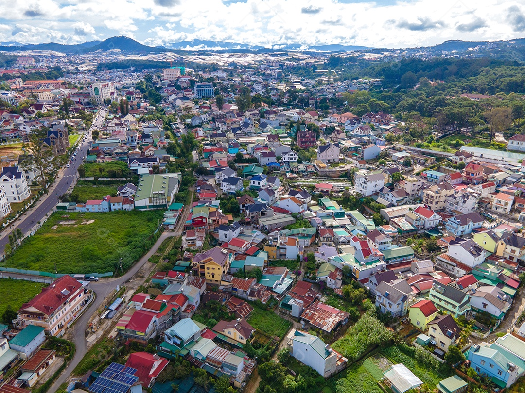 Paisagem na cidade de Da Lat, Vietnã é um destino turístico popular. Cidade turística no Vietnã desenvolvido. (vista aérea do drone)