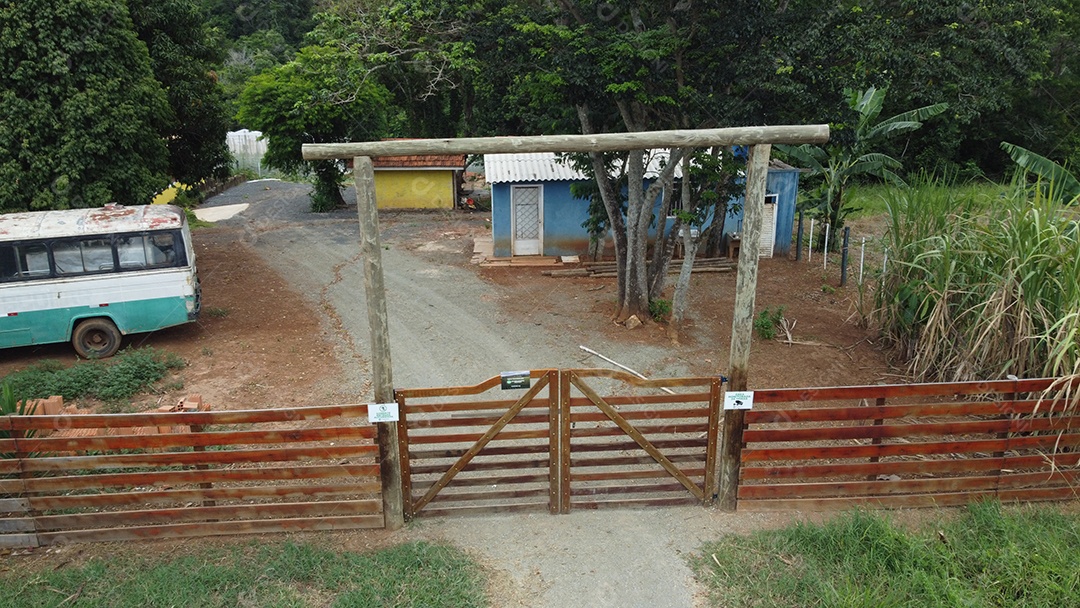 Vista aerea de uma floresta mata fechada paisagem montanhas