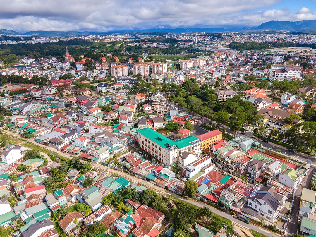 Paisagem na cidade de Da Lat, Vietnã é um destino turístico popular. Cidade turística no Vietnã desenvolvido. (vista aérea do drone)