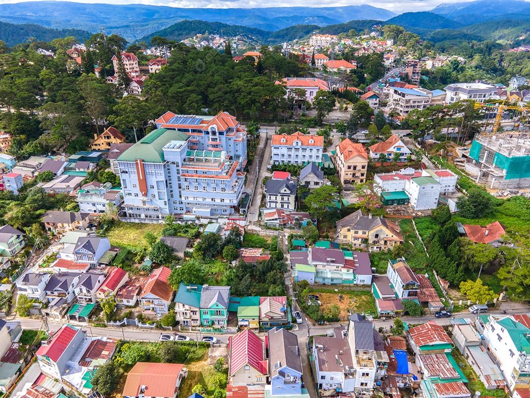 Paisagem na cidade de Da Lat, Vietnã é um destino turístico popular. Cidade turística no Vietnã desenvolvido. (vista aérea do drone)