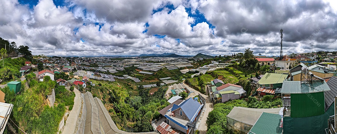 Paisagem na cidade de Da Lat, Vietnã é um destino turístico popular. Cidade turística no Vietnã desenvolvido. (vista aérea do drone)