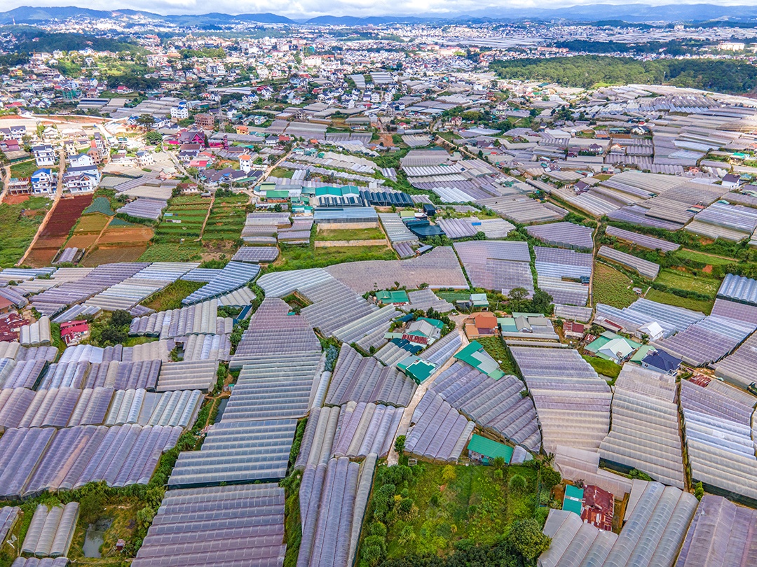 Paisagem na cidade de Da Lat, Vietnã é um destino turístico popular. Cidade turística no Vietnã desenvolvido. (vista aérea do drone)