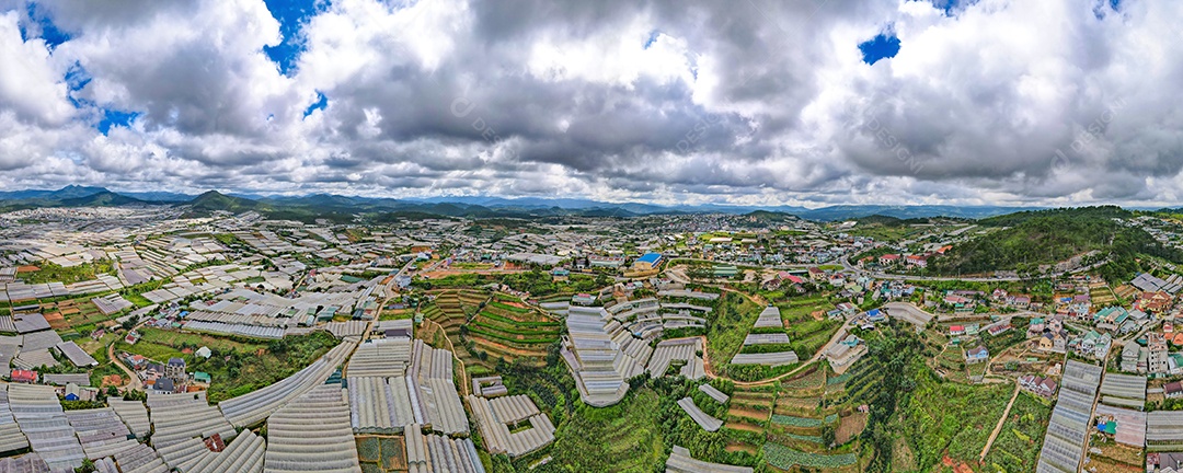 Paisagem na cidade de Da Lat, Vietnã é um destino turístico popular. Cidade turística no Vietnã desenvolvido. (vista aérea do drone)