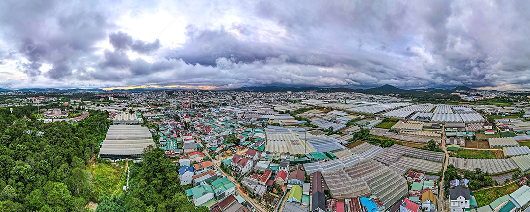 Paisagem na cidade de Da Lat, Vietnã é um destino turístico popular. Cidade turística no Vietnã desenvolvido. (vista aérea do drone)