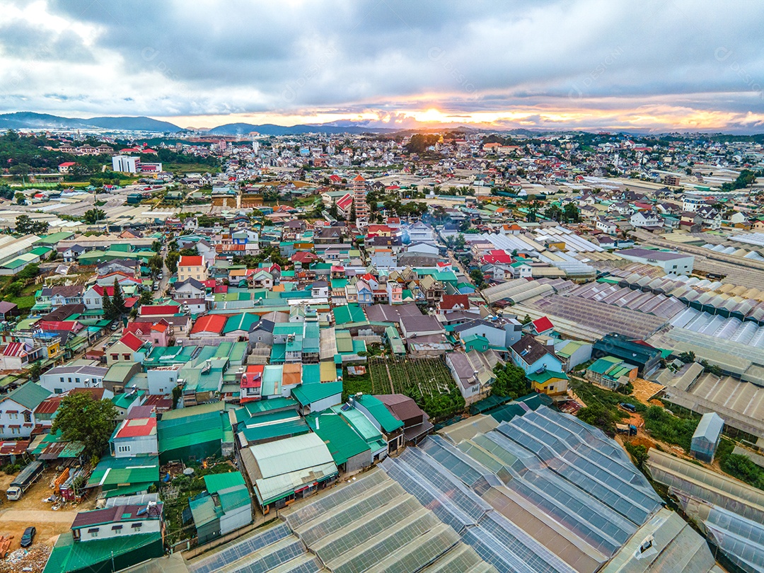 Paisagem na cidade de Da Lat, Vietnã é um destino turístico popular. Cidade turística no Vietnã desenvolvido. (vista aérea do drone)