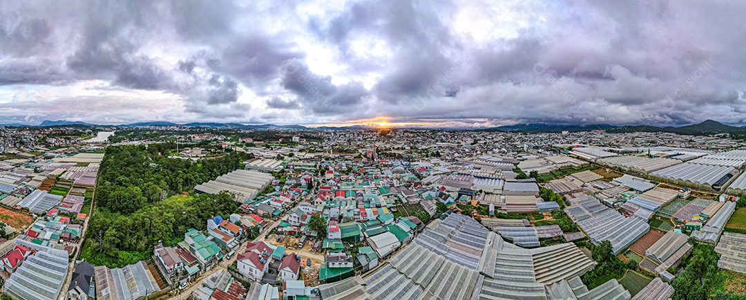 Paisagem na cidade de Da Lat, Vietnã é um destino turístico popular. Cidade turística no Vietnã desenvolvido. (vista aérea do drone)