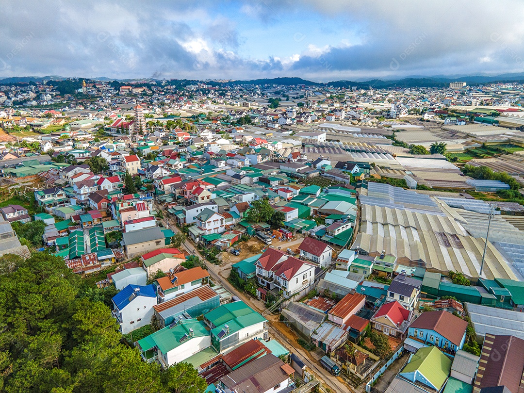 Paisagem na cidade de Da Lat, Vietnã é um destino turístico popular. Cidade turística no Vietnã desenvolvido. (vista aérea do drone)