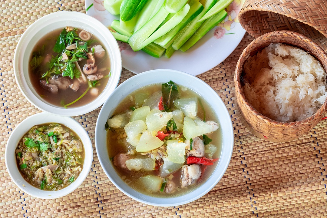 Comidas em tigelas brancas