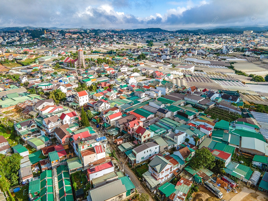 Paisagem na cidade de Da Lat, Vietnã é um destino turístico popular. Cidade turística no Vietnã desenvolvido. (vista aérea do drone)