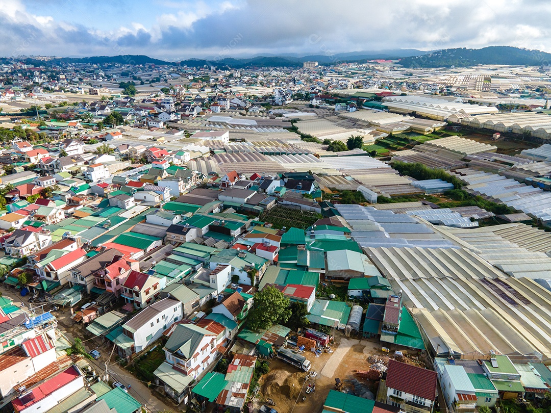 Paisagem na cidade de Da Lat, Vietnã é um destino turístico popular. Cidade turística no Vietnã desenvolvido. (vista aérea do drone)