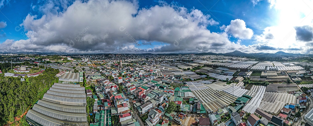 Paisagem na cidade de Da Lat, Vietnã é um destino turístico popular. Cidade turística no Vietnã desenvolvido. (vista aérea do drone)