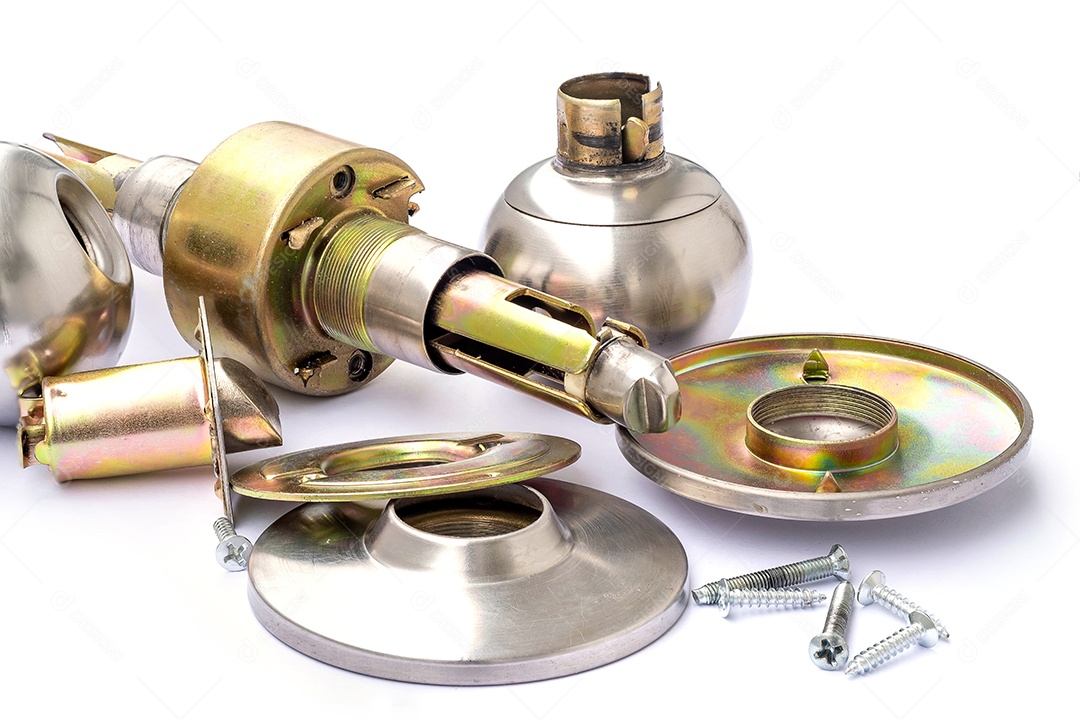 Maçanetas de porta quebradas isoladas no fundo branco