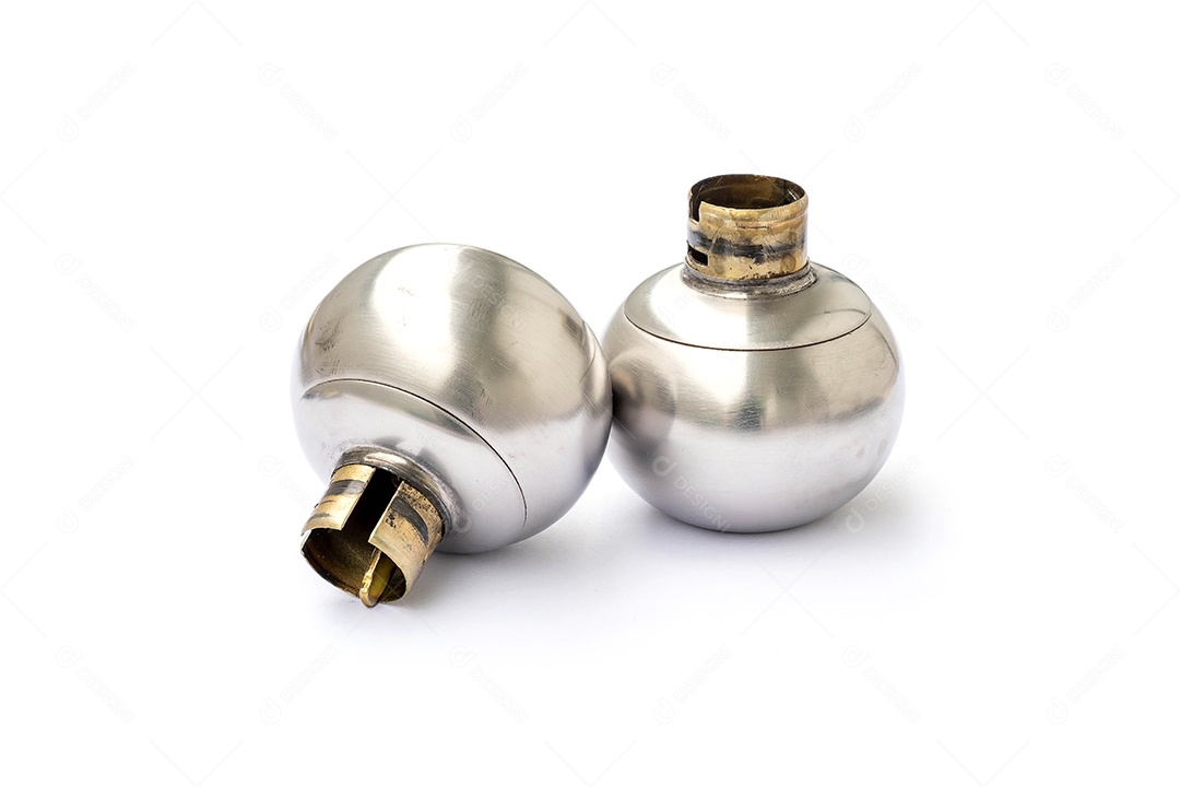 Maçanetas de porta quebradas isoladas no fundo branco