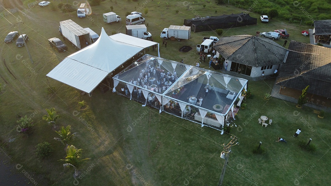 Vista aerea de um evento festival sobre floresta ao redor