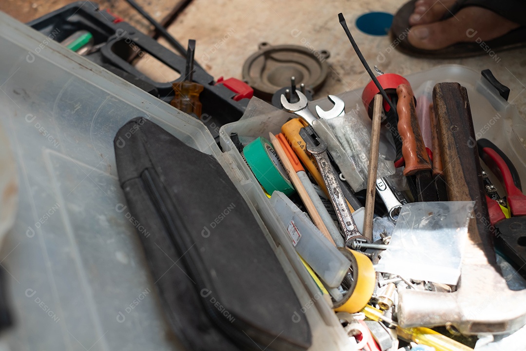 Caixa de ferramentas Cheia de auxiliares de trabalho Para poder reparar vários aparelhos Para trabalhar normalmente