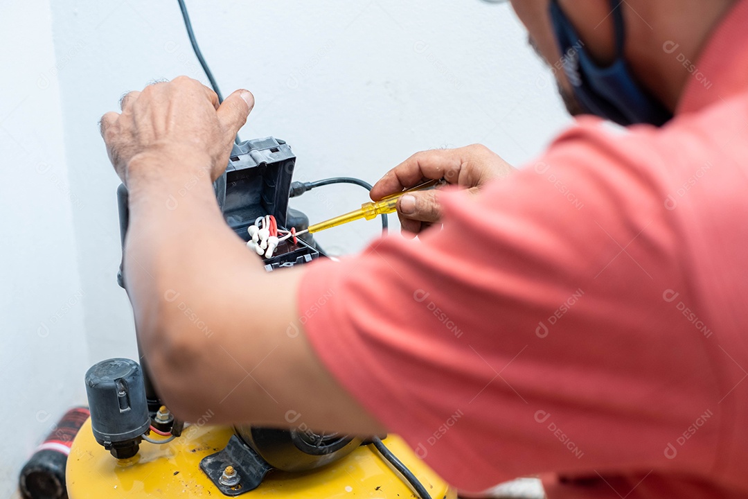 O técnico está consertando a bomba de água quebrada. Causado pela vida útil do equipamento E é hora de substituir