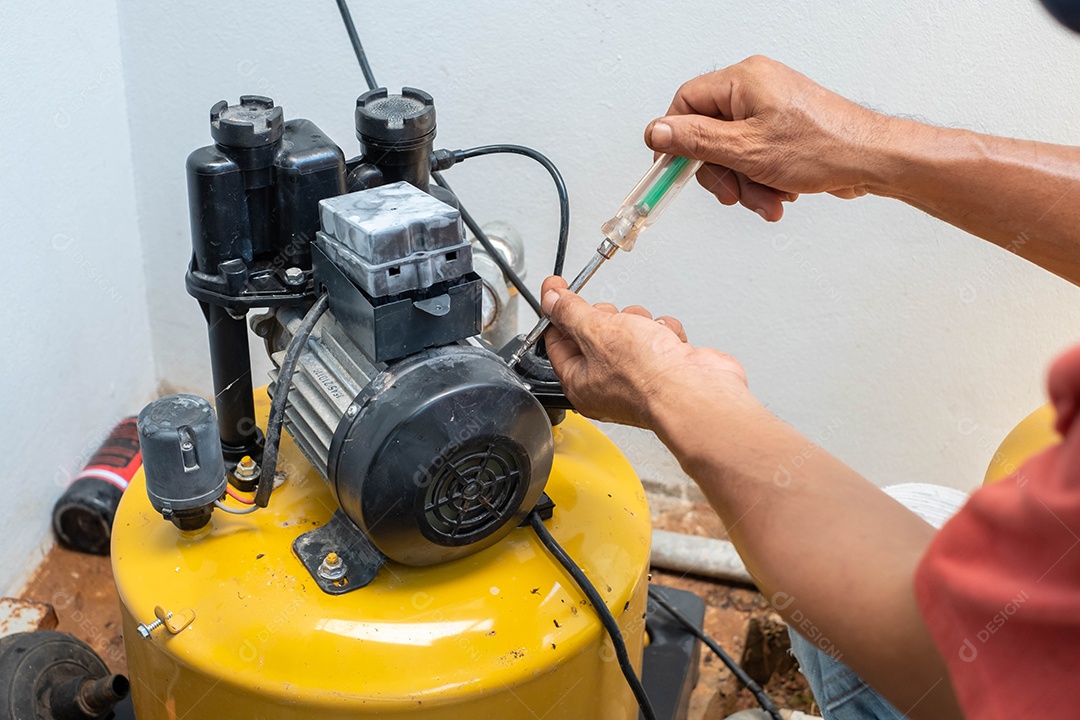 O técnico está consertando a bomba de água quebrada. Causado pela vida útil do equipamento E é hora de substituir