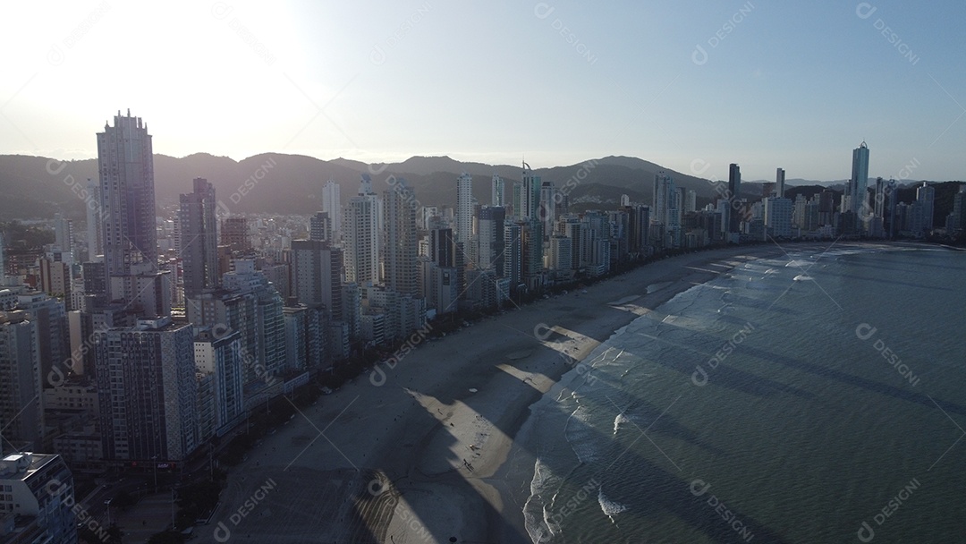 Paisagem praia mar ondas sobre um lindo dia nublado