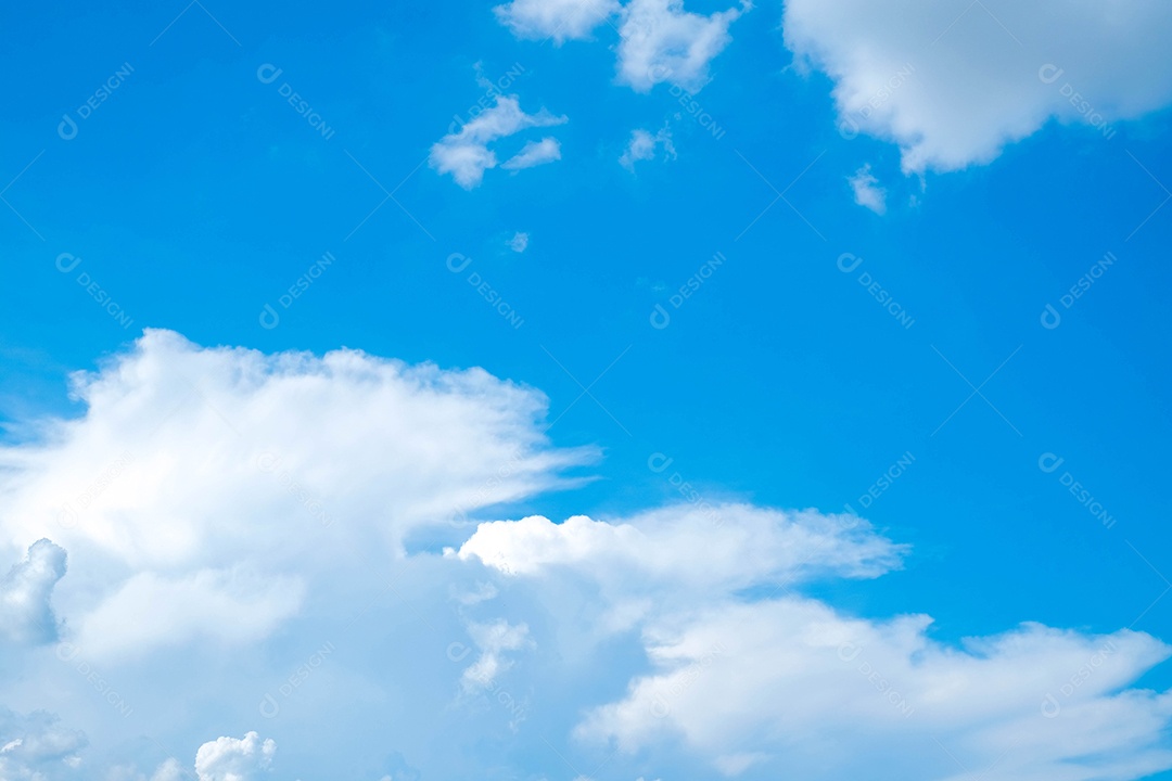 lindas nuvens brancas no céu azul perfeito para o fundo