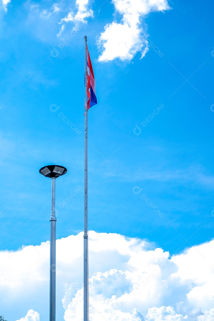 lindas nuvens brancas no céu azul perfeito com mastros para o fundo