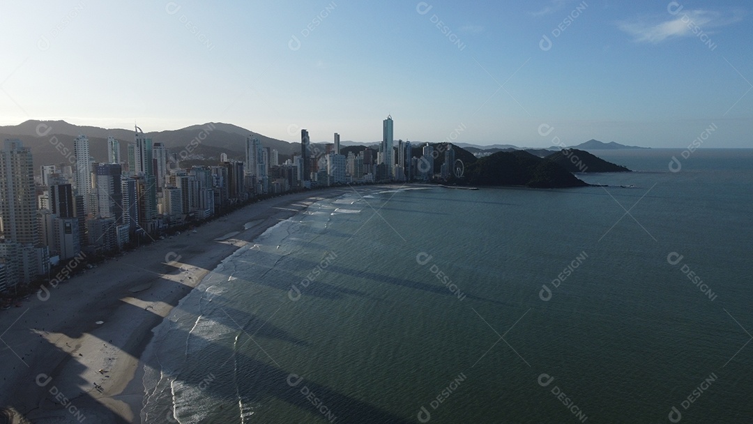 Paisagem praia mar ondas sobre um lindo dia nublado