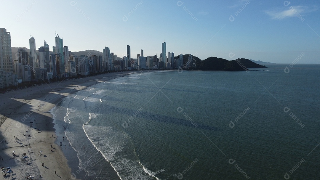 Paisagem praia mar ondas sobre um lindo dia nublado