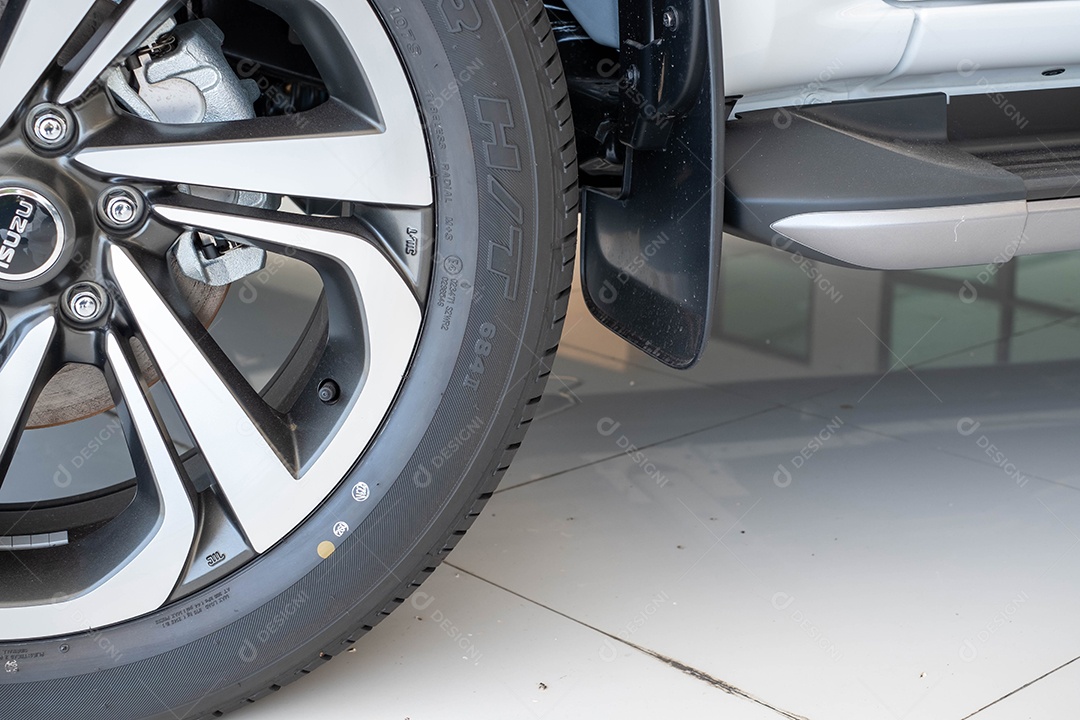 Closeup imagem do pneu de um carro novo