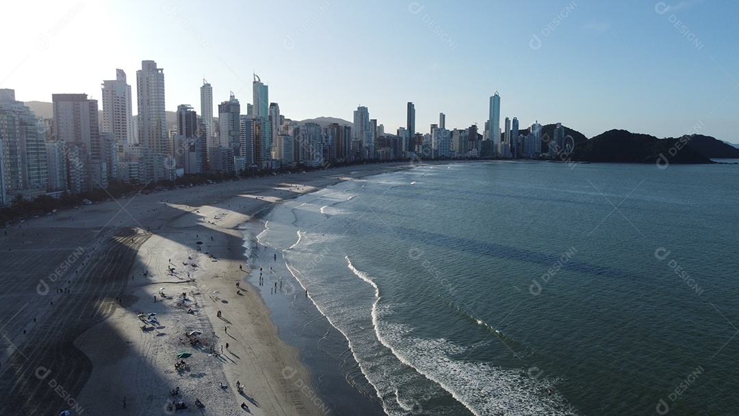 Paisagem praia mar ondas sobre um lindo dia nublado