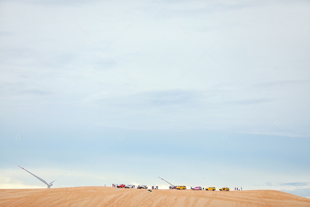 Bela paisagem azul céu no deserto de dunas de areia branca o local de atração turística popular em Mui Ne, Vietnã.